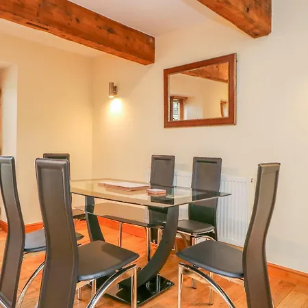 Moscow Mews * ブラッドフォード